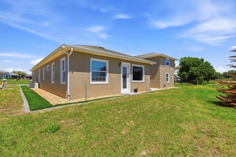 House in Polk City, Florida 2 bedrooms, 161.56 sq.m. № 2206052 - photo 6