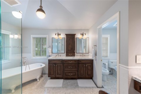 House in Coral Gables, Florida 6 bedrooms, 455.78 sq.m. № 2043976 - photo 27