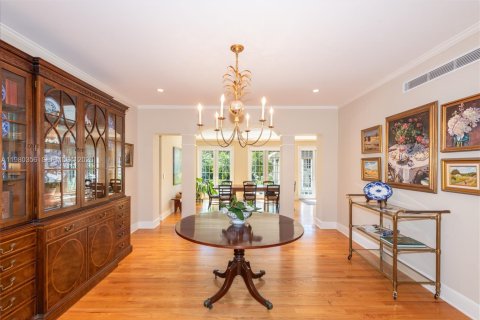 House in Coral Gables, Florida 6 bedrooms, 455.78 sq.m. № 2043976 - photo 8