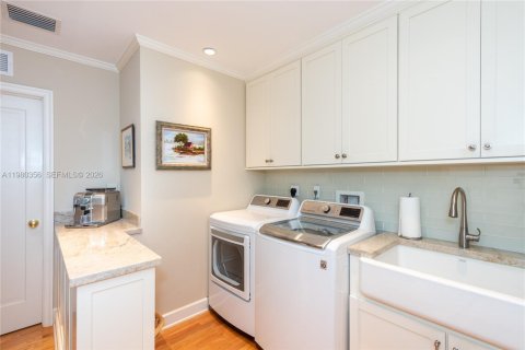 House in Coral Gables, Florida 6 bedrooms, 455.78 sq.m. № 2043976 - photo 19