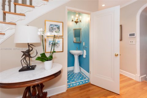 House in Coral Gables, Florida 6 bedrooms, 455.78 sq.m. № 2043976 - photo 5