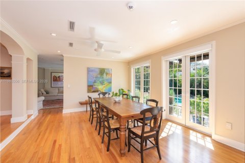 House in Coral Gables, Florida 6 bedrooms, 455.78 sq.m. № 2043976 - photo 13
