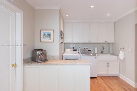 House in Coral Gables, Florida 6 bedrooms, 455.78 sq.m. № 2043976 - photo 20