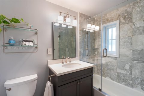 House in Coral Gables, Florida 6 bedrooms, 455.78 sq.m. № 2043976 - photo 23