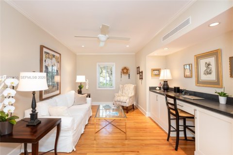 House in Coral Gables, Florida 6 bedrooms, 455.78 sq.m. № 2043976 - photo 16