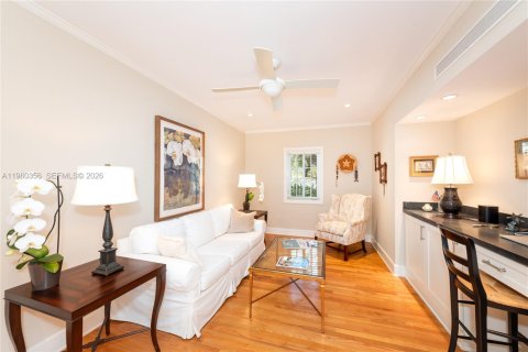 House in Coral Gables, Florida 6 bedrooms, 455.78 sq.m. № 2043976 - photo 17