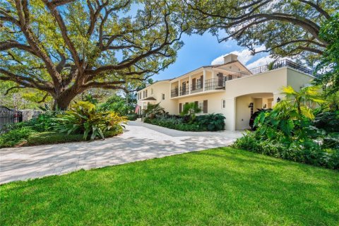 House in Coral Gables, Florida 6 bedrooms, 455.78 sq.m. № 2043976 - photo 3