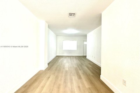 Condo in Miami, Florida, 3 bedrooms  № 1920373 - photo 5