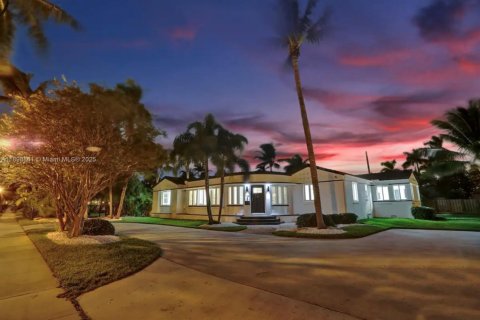 House in Hollywood, Florida 7 bedrooms № 1950729 - photo 9