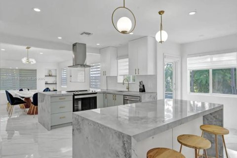 House in Hollywood, Florida 7 bedrooms № 1950729 - photo 4