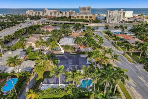 House in Hollywood, Florida 7 bedrooms № 1950729 - photo 1