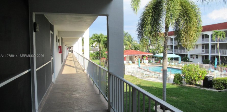 Кондоминиум с 1 спальней в Халландейл-Бич, Флорида № 2043406