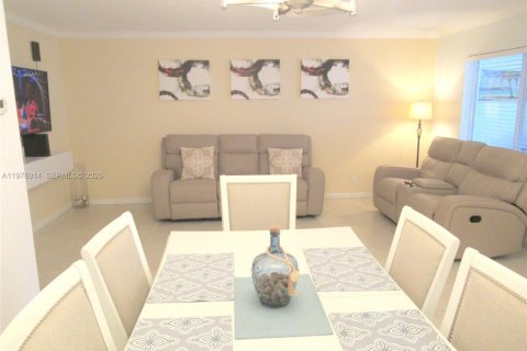Снять в аренду кондоминиум в Халландейл-Бич, Флорида 1 спальня, 92.9м2, № 2043406 - фото 2