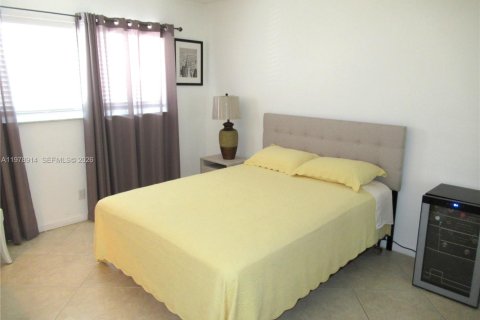 Снять в аренду кондоминиум в Халландейл-Бич, Флорида 1 спальня, 92.9м2, № 2043406 - фото 6