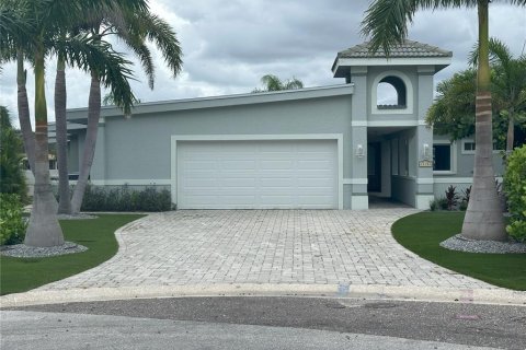 Casa en venta en Treasure Island, Florida, 3 dormitorios, 205.31 m2 № 1917569 - foto 2