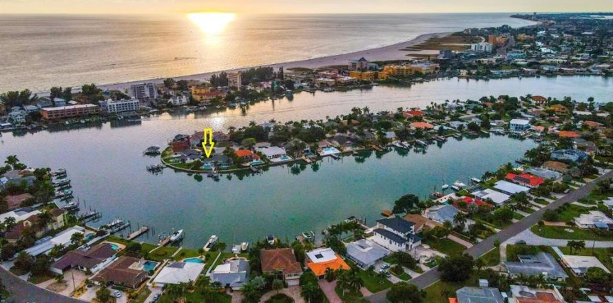 Casa en Treasure Island, Florida 3 dormitorios, 205.31 m2 № 1917569