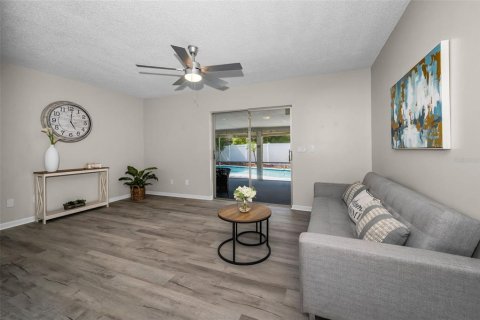 House in Tampa, Florida 3 bedrooms, 142.42 sq.m. № 2151390 - photo 13