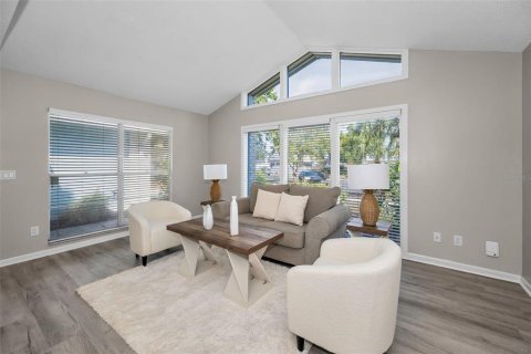 House in Tampa, Florida 3 bedrooms, 142.42 sq.m. № 2151390 - photo 5