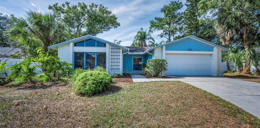 House in Tampa, Florida 3 bedrooms, 142.42 sq.m. № 2151390