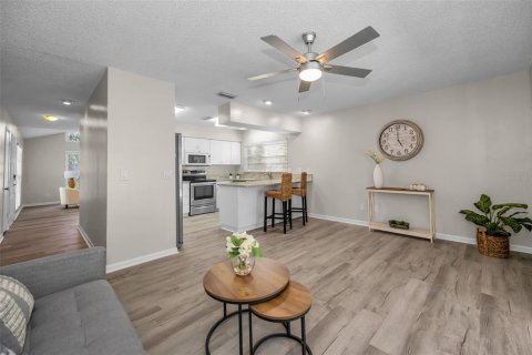 House in Tampa, Florida 3 bedrooms, 142.42 sq.m. № 2151390 - photo 14