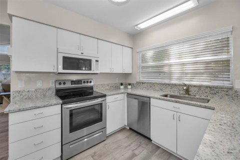 House in Tampa, Florida 3 bedrooms, 142.42 sq.m. № 2151390 - photo 10