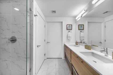 Condo in North Miami Beach, Florida, 2 bedrooms  № 2080242 - photo 14