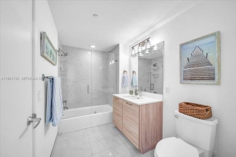 Condo in North Miami Beach, Florida, 2 bedrooms  № 2080242 - photo 17