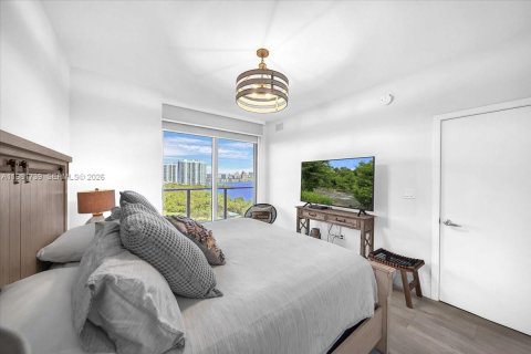 Condo in North Miami Beach, Florida, 2 bedrooms  № 2080242 - photo 3
