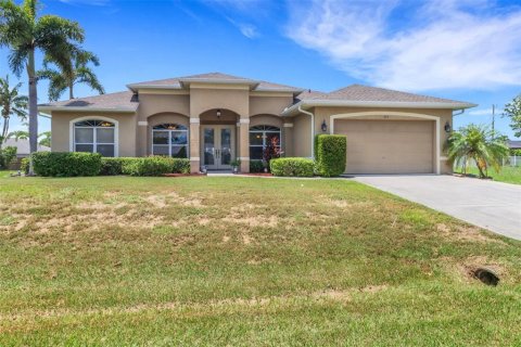 House in Cape Coral, Florida 4 bedrooms, 212.56 sq.m. № 1806875 - photo 1