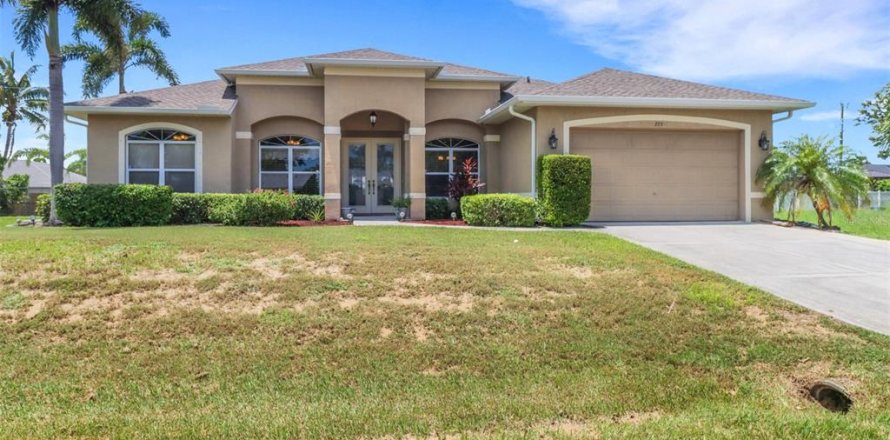 House in Cape Coral, Florida 4 bedrooms, 212.56 sq.m. № 1806875