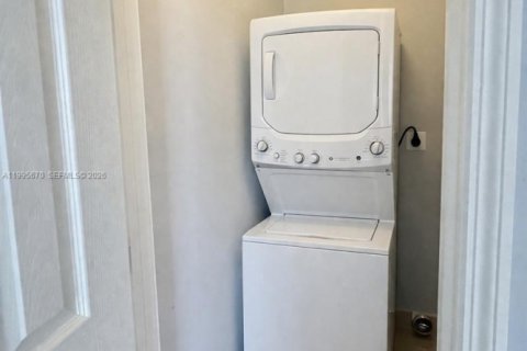 Снять в аренду виллу или дом в Майами, Флорида 1 спальня, 94.2м2, № 2063822 - фото 3