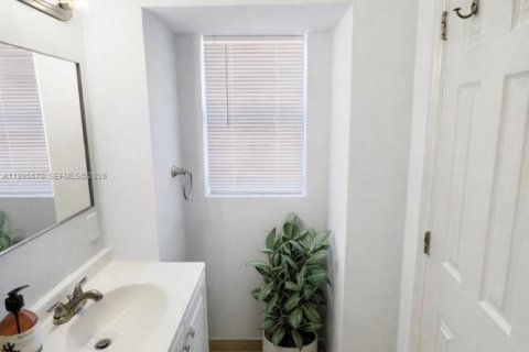 Снять в аренду виллу или дом в Майами, Флорида 1 спальня, 94.2м2, № 2063822 - фото 7