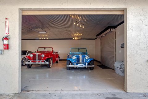 Commercial property in New Smyrna Beach, Florida № 1525821 - photo 11