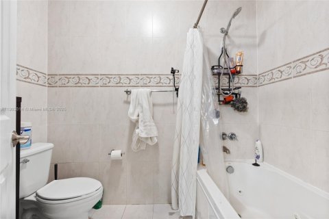 Townhouse in Hialeah, Florida 2 bedrooms, 134.89 sq.m. № 1954573 - photo 26