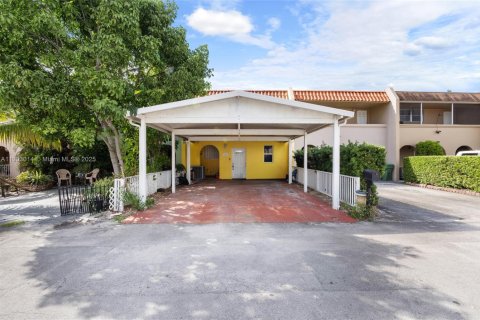 Townhouse in Hialeah, Florida 2 bedrooms, 134.89 sq.m. № 1954573 - photo 1