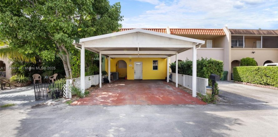 Townhouse in Hialeah, Florida 2 bedrooms, 134.89 sq.m. № 1954573