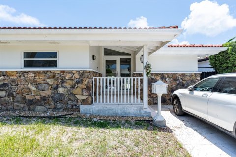 Villa ou maison à louer à Miami Beach, Floride: 4 chambres, 299.98 m2 № 1763091 - photo 8