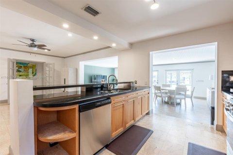 Villa ou maison à louer à Miami Beach, Floride: 4 chambres, 299.98 m2 № 1763091 - photo 17