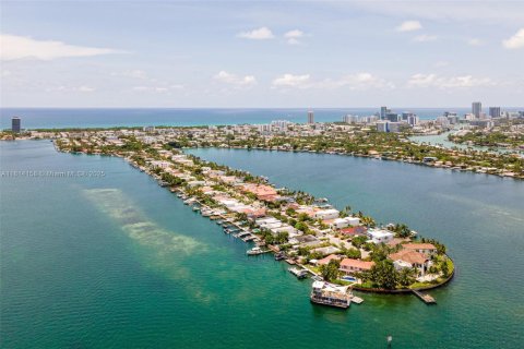 Villa ou maison à louer à Miami Beach, Floride: 4 chambres, 299.98 m2 № 1763091 - photo 1