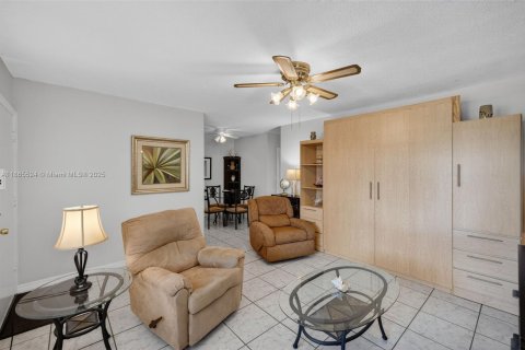Condominio en venta en Miami, Florida, 1 dormitorio, 63.92 m2 № 2012693 - foto 10