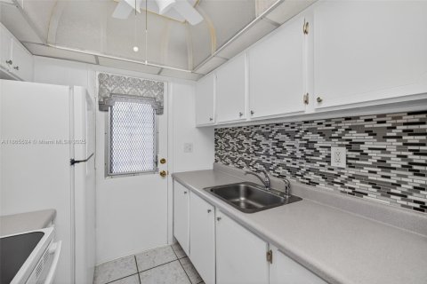 Condominio en venta en Miami, Florida, 1 dormitorio, 63.92 m2 № 2012693 - foto 2