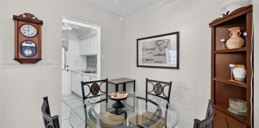 Condominio en Miami, Florida, 1 dormitorio  № 2012693