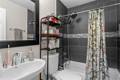 Villa ou maison à louer à Tampa, Floride: 3 chambres, 128.11 m2 № 2102312 - photo 16