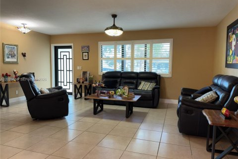 House in Hollywood, Florida 4 bedrooms, 207.36 sq.m. № 2086313 - photo 9