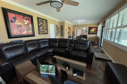 House in Hollywood, Florida 4 bedrooms, 207.36 sq.m. № 2086313 - photo 27