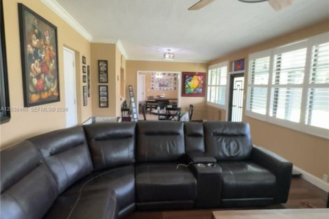 House in Hollywood, Florida 4 bedrooms, 207.36 sq.m. № 2086313 - photo 28