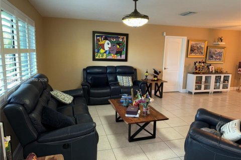 House in Hollywood, Florida 4 bedrooms, 207.36 sq.m. № 2086313 - photo 6