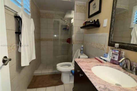 House in Hollywood, Florida 4 bedrooms, 207.36 sq.m. № 2086313 - photo 19