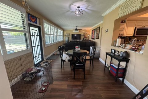 House in Hollywood, Florida 4 bedrooms, 207.36 sq.m. № 2086313 - photo 25