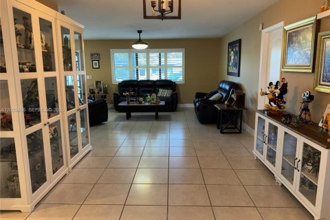 House in Hollywood, Florida 4 bedrooms, 207.36 sq.m. № 2086313 - photo 10